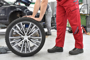 Reifenwechsel beim Auto in der Werkstatt // tire change at the car in the garage